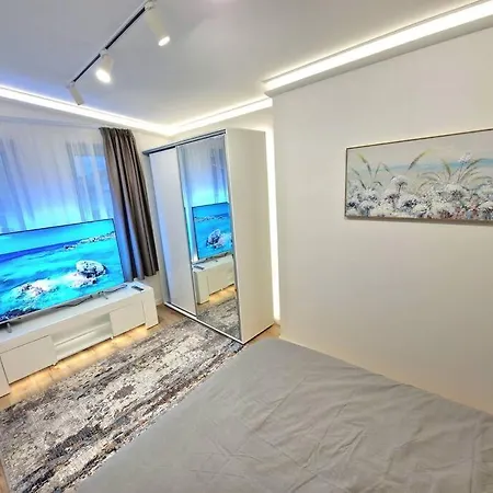 Apartment Luxury Apartment. 75 Inches Tv